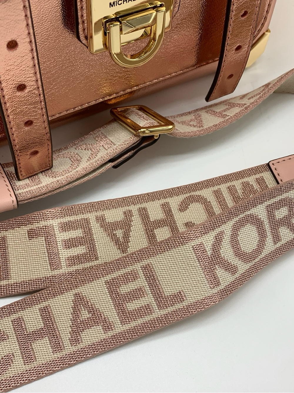MICHAEL KORS
Manhattan Medium Top
Hand School Patent Satchel Primrose color - Picture 8 of 14